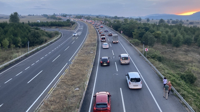 D-100 kara yolunun Karabük kesiminde yoğunluk yaşanıyor.