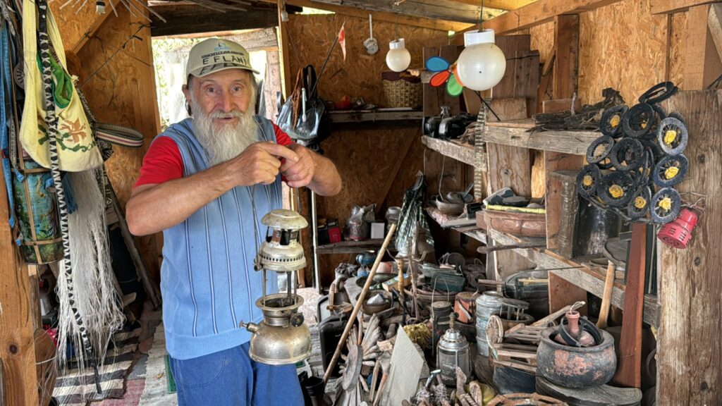 Karabüklü çiftçi, 25 yıldır köylerde kullanılan eski eşya ve aletleri topluyor.