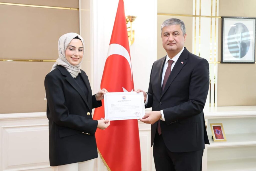 Vali Mustafa Yavuz’dan Çocuk Hastalıkları Doktoru Uzm. Dr. Zehra Aslı İşeri Küskü’ye Başarı Belgesi