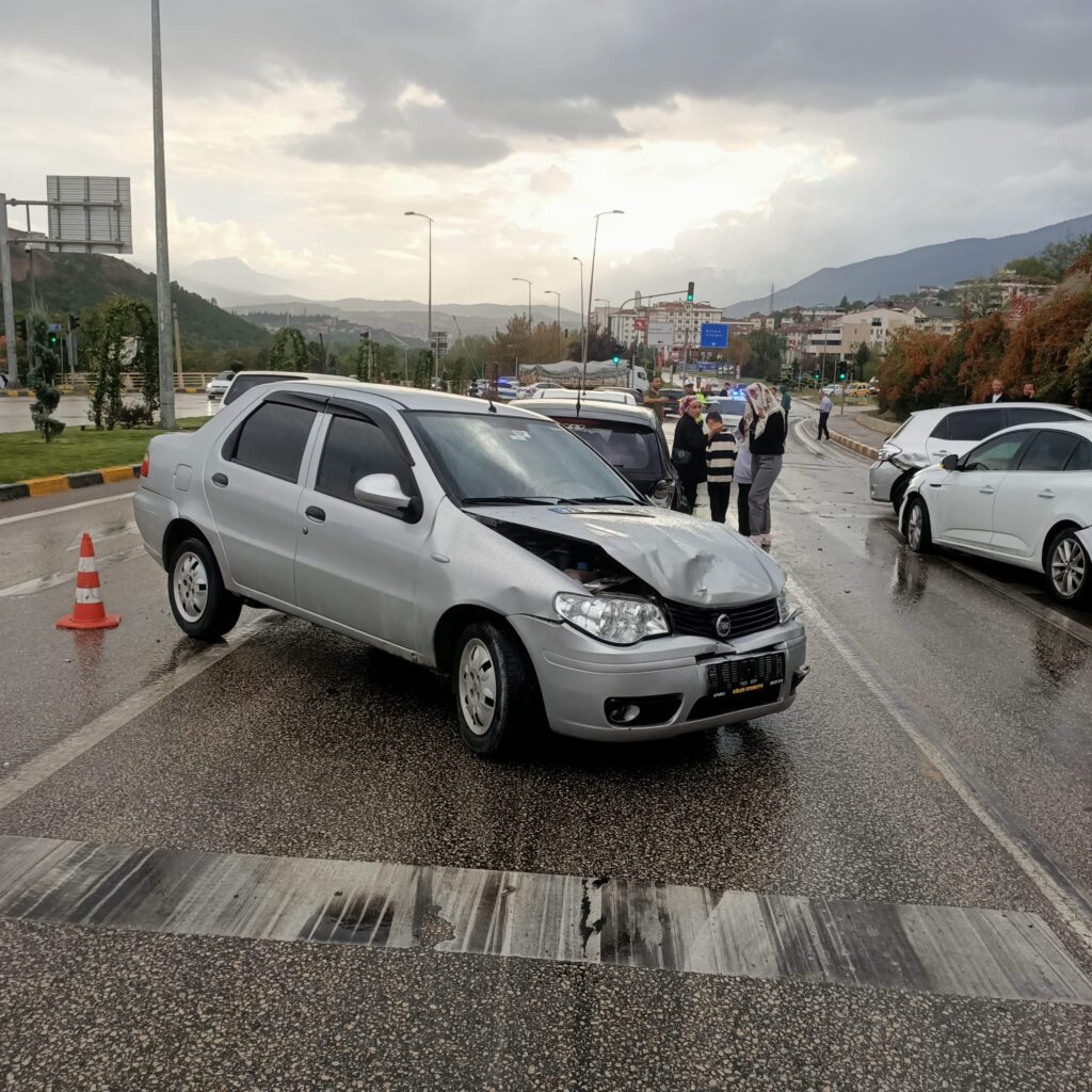Karabük Çevre Yolu’nda Zincirleme Kaza: 4 Kişi Yaralandı