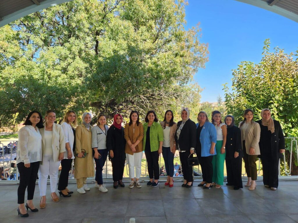 Karabük Milletvekili Cem Şahin’in eşi Esra Şahin, Ovacıklılar Derneği ve Kızılay tarafından düzenlenen iki önemli programa katıldı.
