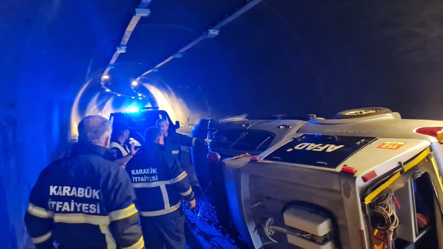 Karabük’te kazaya giden AFAD aracının devrilmesi sonucu 2 kişi yaralandı.