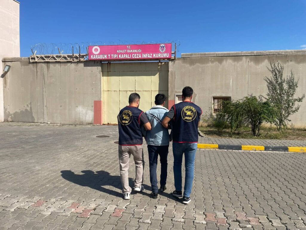 Karabük Jandarma Ekipleri “Dolandırıcılık ve Silahla Tehdit” Suçundan Aranan Kişiyi Yakaladı….