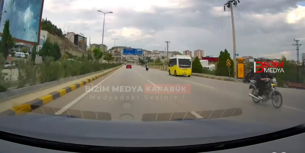 Karabük’te polisin “dur” ihtarına uymayan motosiklet sürücüsü kovalamacayla yakalandı.