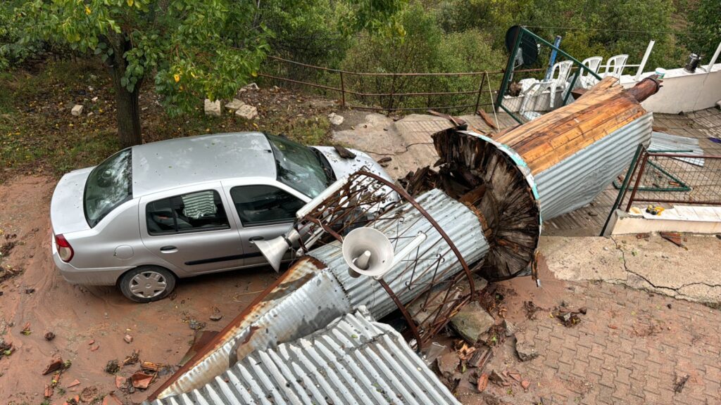 Safranbolu ‘da Fırtına, Çıraklar Köyü’nde Minare ve Elektrik Direklerini Devirdi.