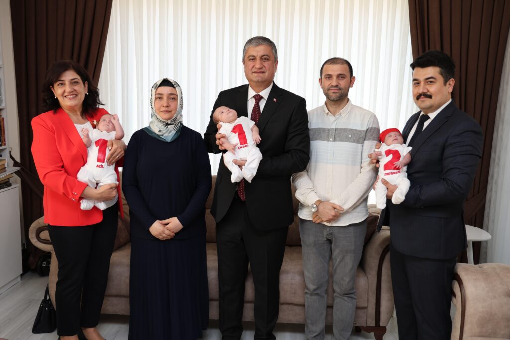 Vali Mustafa Yavuz ve Eşi Süreyya Yavuz’dan Üçüz Bebek Sevinci Yaşayan Ayşe Karadeniz’e Anlamlı Ziyaret