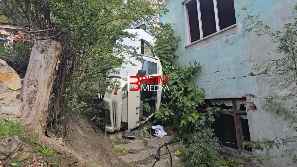 Karabük’te camlı panelvanın yol kenarındaki araziye devrilmesi sonucu 7 çocuk yaralandı