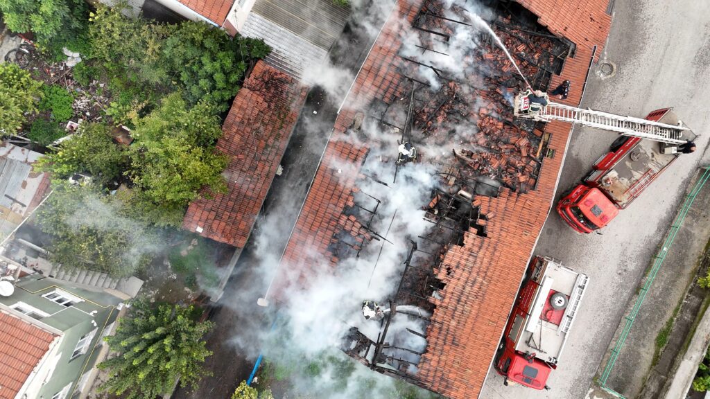 Karabük’te 3 katlı evin çatısında çıkan yangın itfaiye ekiplerince söndürüldü.