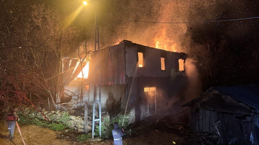 Karabük’te 2 katlı ev yandı.