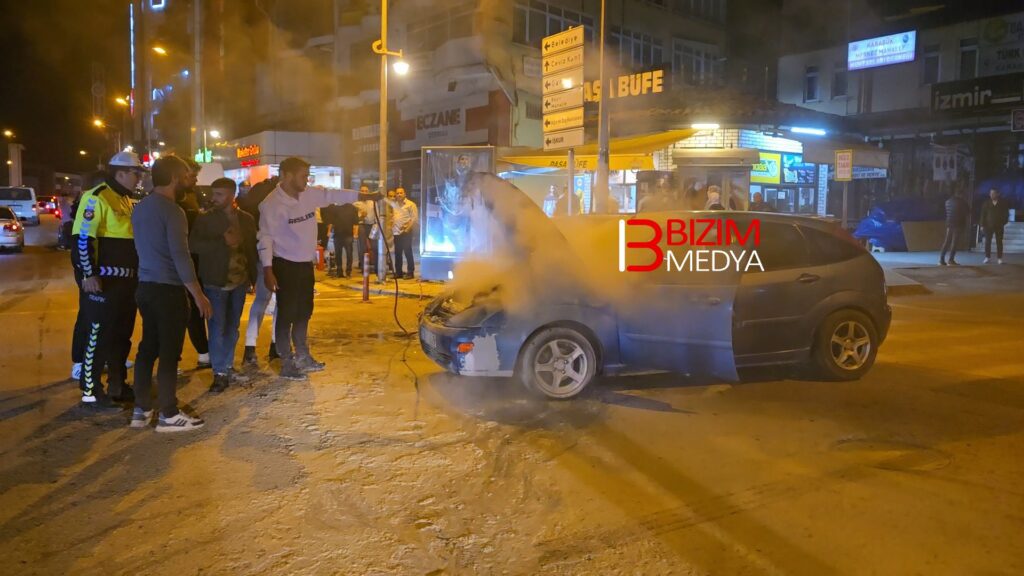KARABÜK POSTANE KAVŞAĞINDA OTOMOBİL YANGINI !