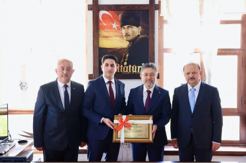 Bakan Yumaklı’dan Kaymakam Emrah Bayram’a Fahri Hemşehrilik Beratı.