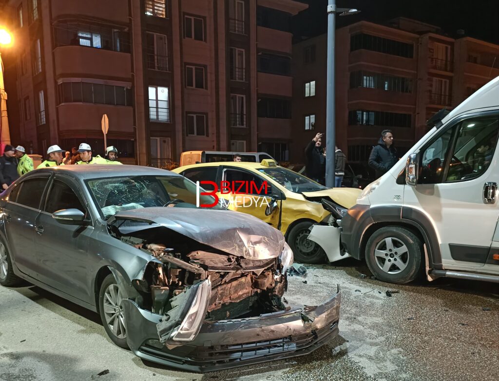 Karabük’te 3 Araçlı Kaza: Kanyon Köprü Girişinde Maddi Hasarlı Trafik Kazası