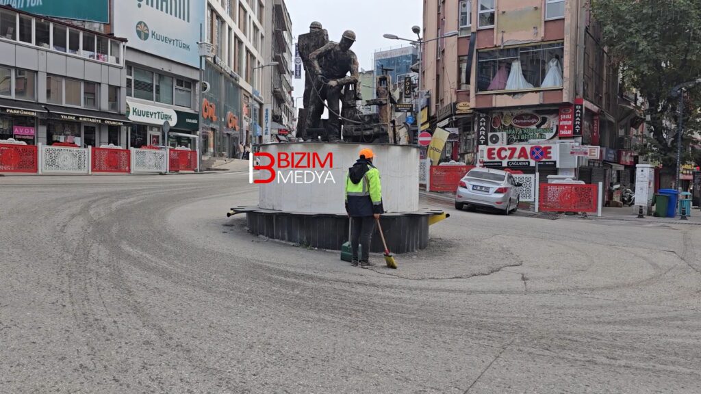 Saat 9’u 5 geçe Karabük’te hayat durdu.