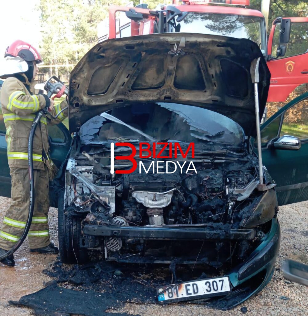 Karabük’ün Safranbolu ilçesinde yanan park halindeki otomobil kullanılamaz hale geldi.