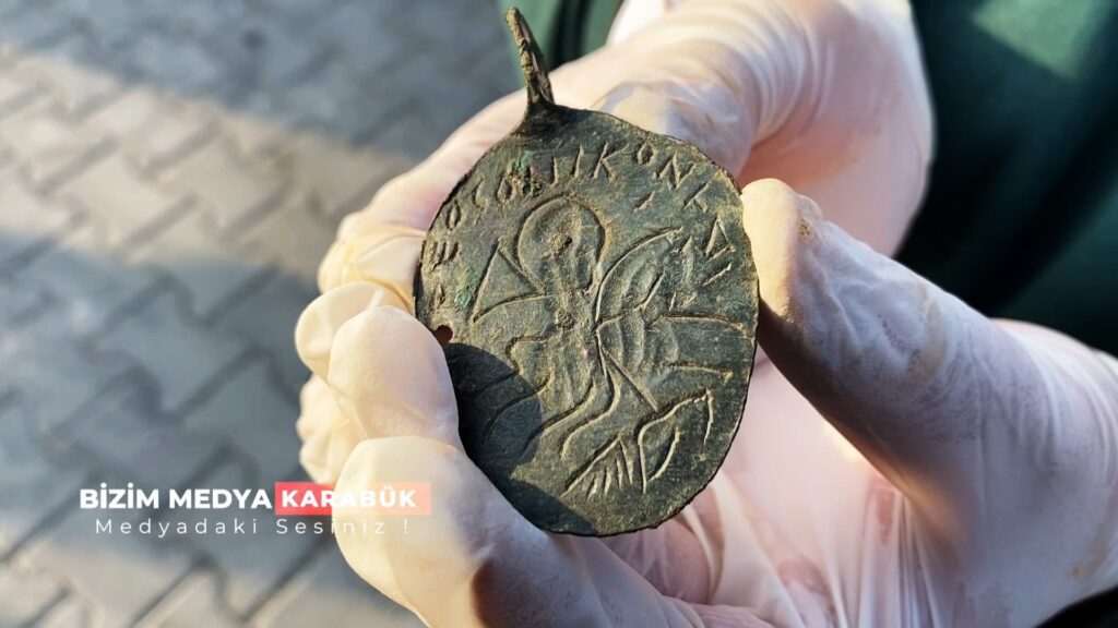 Hadrianopolis Antik Kenti’nde Hz. Süleyman Betimlemeli Kolye Ucu Bulundu.