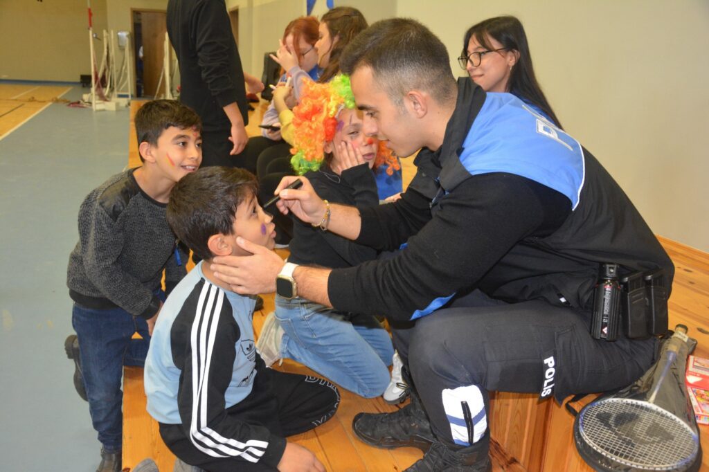Karabük İl Emniyet Müdürlüğü’nden Çocuklara Moral Desteği: “Gelecek Sensin” Projesi Kapsamında Eğlenceli Etkinlikler Düzenlendi