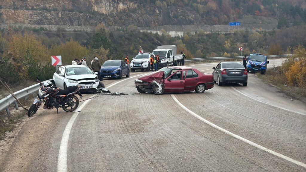 Karabük’ün Safranbolu ilçesinde 2 otomobilin çarpıştığı kazada 1’i çocuk 8 kişi yaralandı.