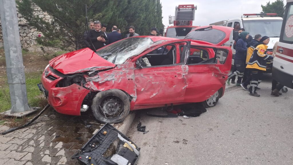 5000 Evler Bağlantı Köprüsü Mevkiinde Trafik Kazası: 3 Yaralı.