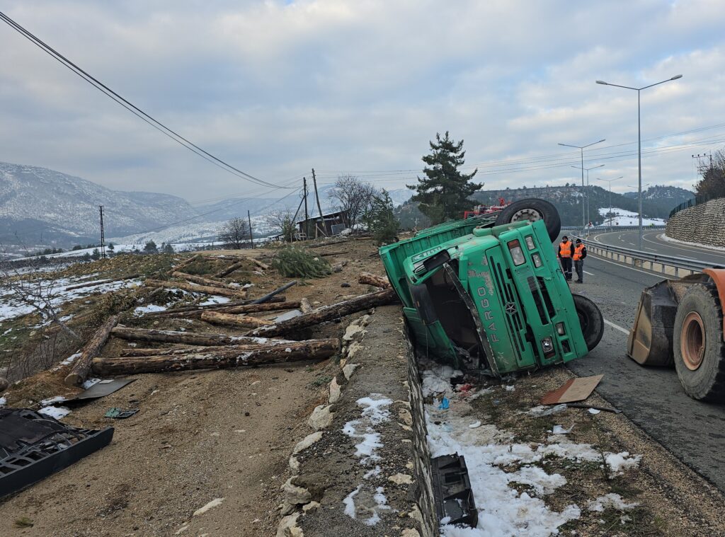 Safranbolu’da Tomruk Yüklü Kamyon Devrildi: 2 Can Kaybı