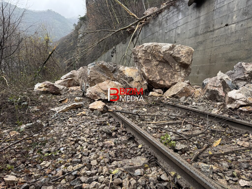 Yenice’de Heyelan: Kara Yolu Açıldı, Demir Yolu Ulaşıma Kapandı