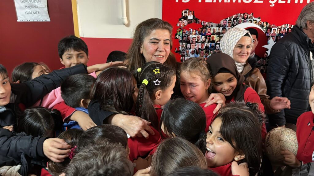 Meslek aşığı 46 yıllık öğretmen göreve başladığı okuldan emekli oldu.