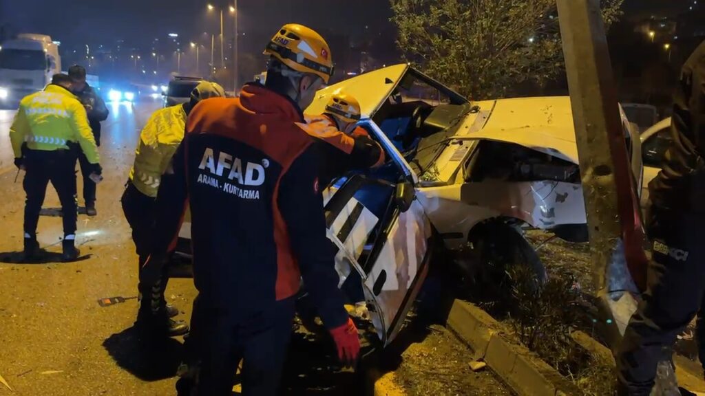 KARABÜK’te, sürücüsünün kontrolünden çıkarak refüjdeki aydınlatma direğine çarpan otomobildeki 2 kişi ağır yaralandı