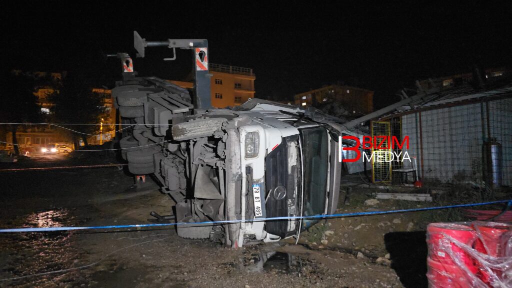 Karabük’te bir vincin devrilmesi sonucu operatör yaralandı.