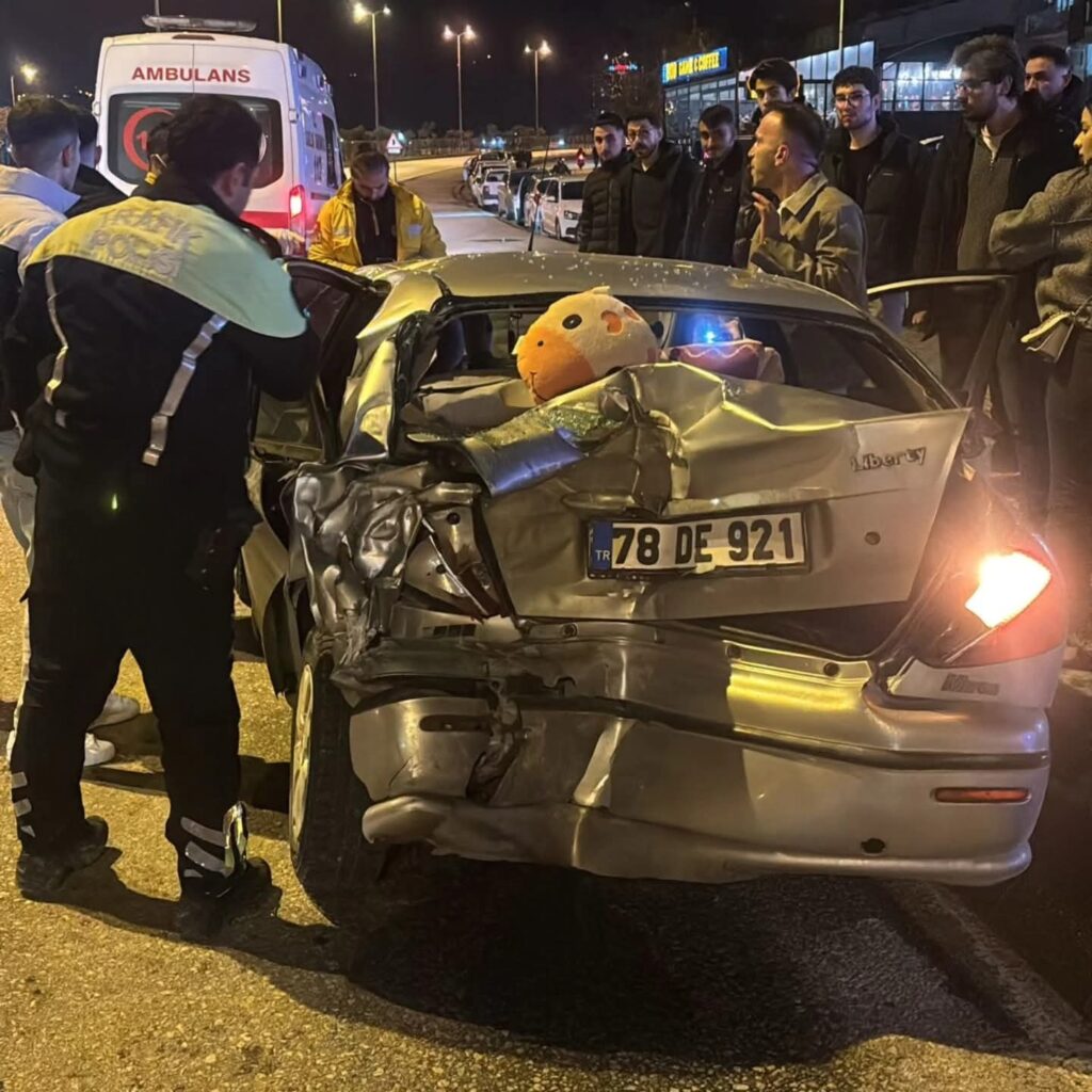 Karabük’te Midibüs Otomobile Çarptı: 2 Yaralı