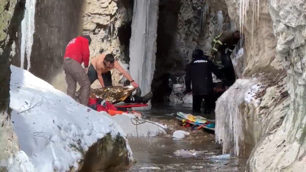 Safranbolu’da Otomobil Kanyona Yuvarlandı: 3 Kişi Yaralandı
