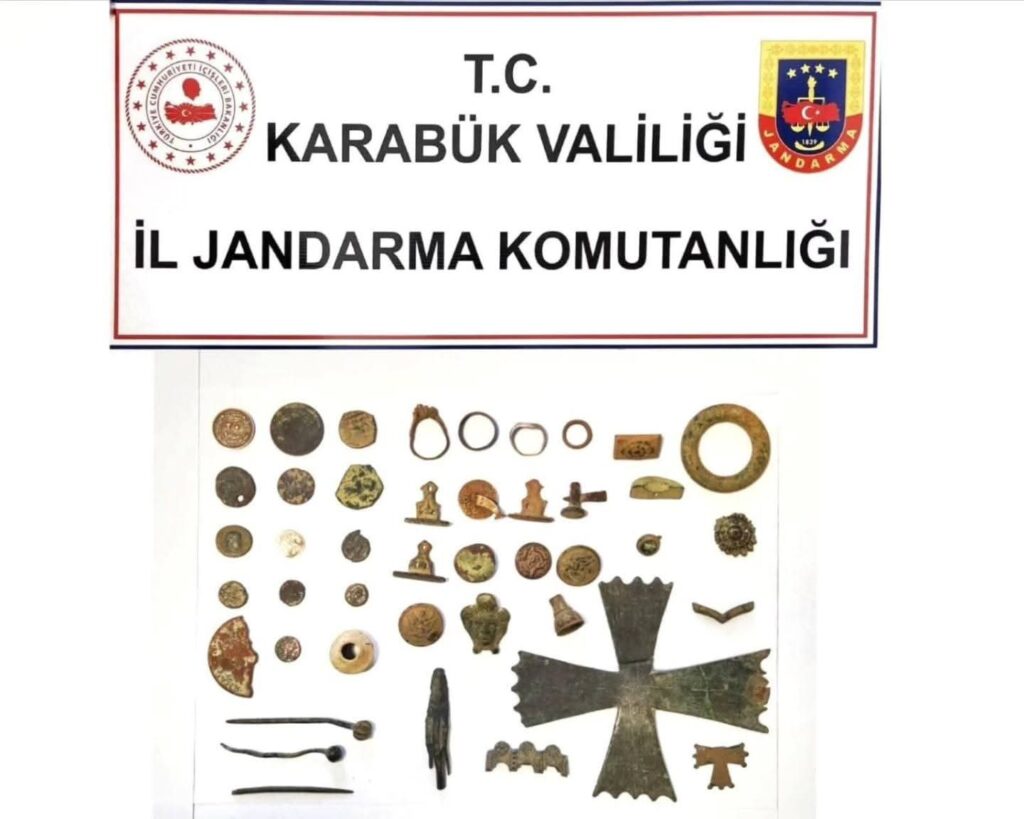 KARABÜK’te jandarma ekipleri tarafından kontrol noktasında durdurulan araçta yapılan aramada 43 parça tarihi eser ele geçirildi, 2 şüpheli gözaltına alındı.