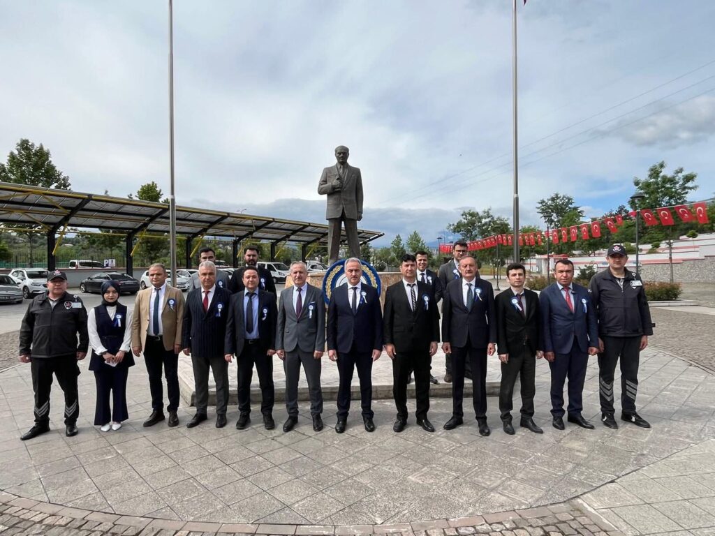 Karabük’te Sosyal Güvenlik Haftası Atatürk Anıtına Çelenk Sunumuyla  Başladı…