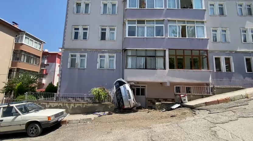 Karabük’te Otomobil Ağaca Çarpıp Apartman Girişine Devrildi: 5 Yaralı