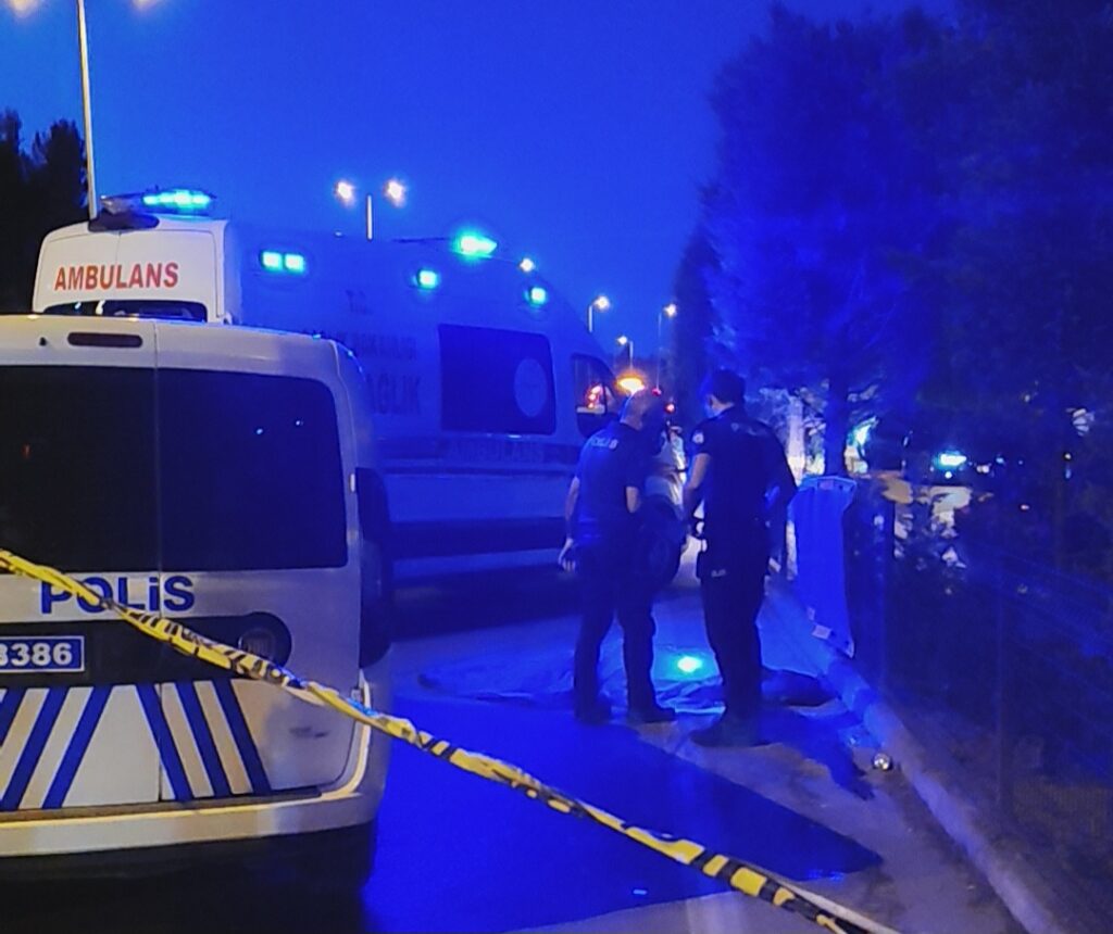 SAFRANBOLU TERMİNALİ KARŞISI OTOMOBİLİN ÇARPTIĞI YAYA HAYATINI KAYBETTİ…..