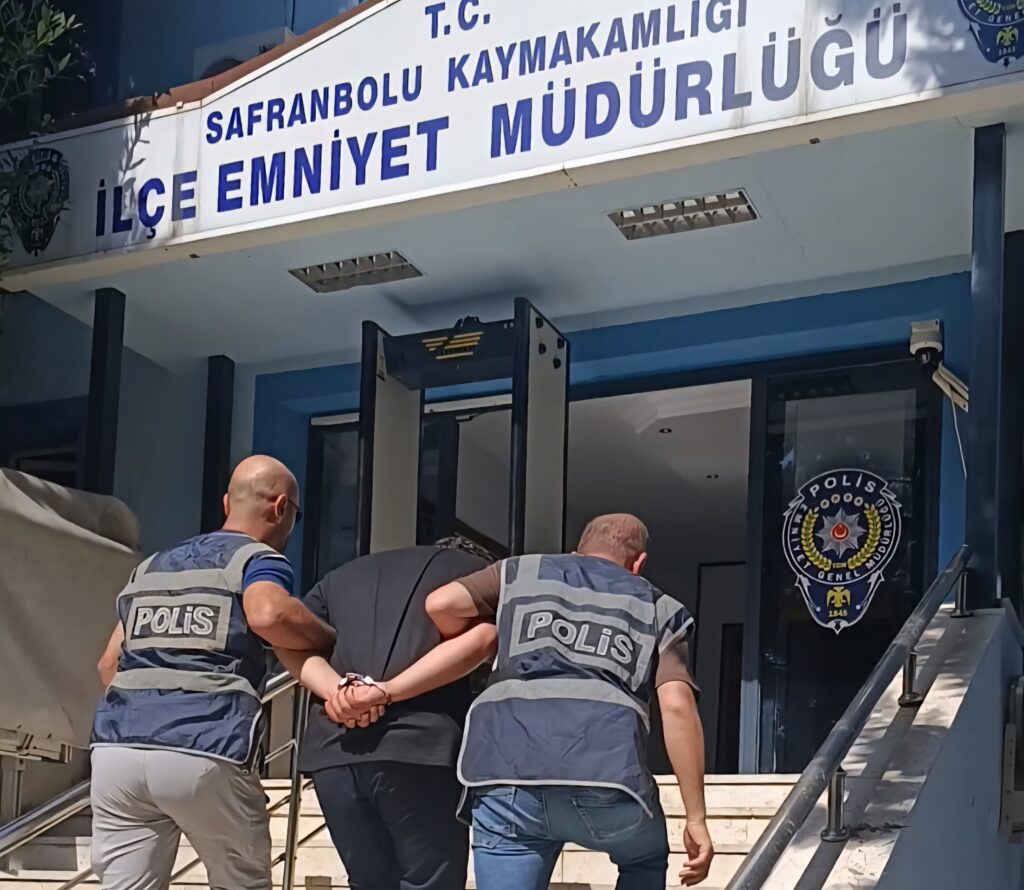 Safranbolu’da dolandırıcı, istirahatli polis memuru tarafından yakalandı.