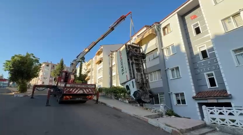 Park edildikten sonra hareket eden kamyonet apartmanın bahçesine düştü
