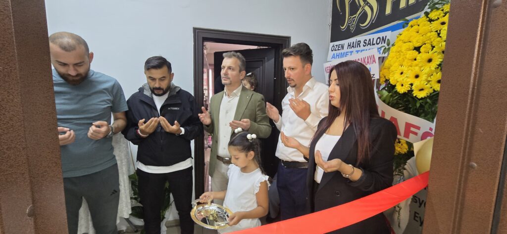 Hilmi Gök Kendi Kuaför Salonunu Açtı