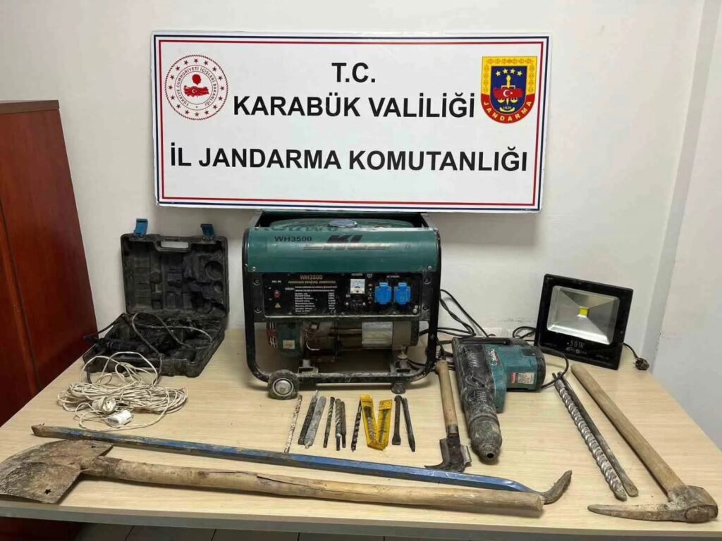 Karabük’te jandarma ekipleri, izinsiz kazı yaptığı tespit edilen 4 kişiyi suçüstü yakaladı