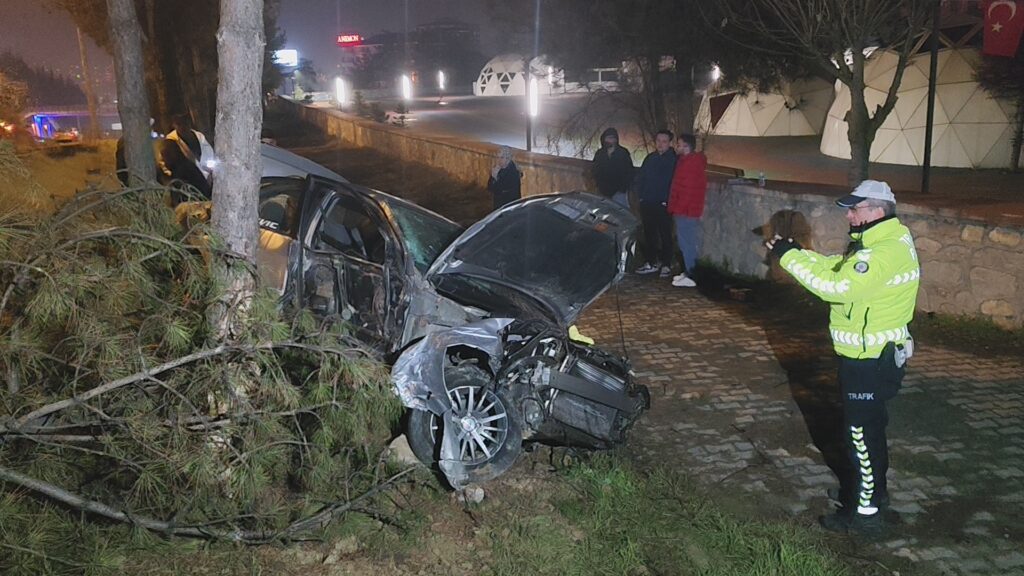 Karabük’te seyir halindeyken kontrolünü kaybeden bir otomobil, kaldırıma çıkarak duvar, direk ve ağaçlara çarpıp durabildi. Meydana gelen kazada sürücü yaralandı.