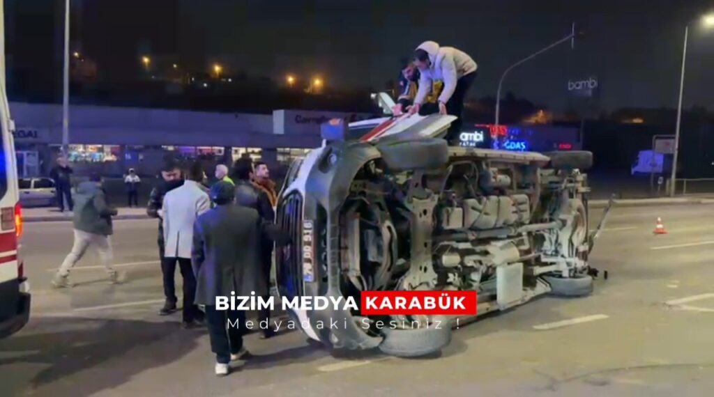 Karabük’te ambulans ile otomobilin çarpışması sonucu meydana gelen kazada 3 sağlık çalışanı yaralandı.