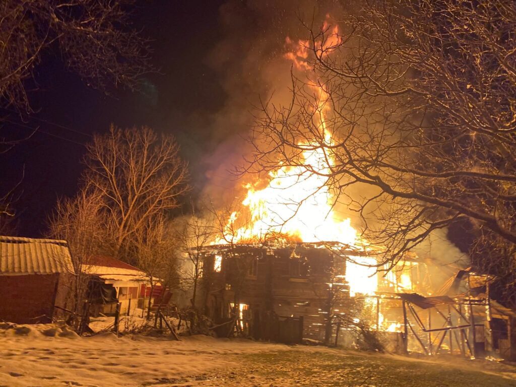 Karabük’ün Eflani ilçesinde çıkan yangın, iki katlı bir evi tamamen sardı. Kısa sürede büyüyen alevler sonucu yapı kullanılamaz hale gelerek küle döndü.
