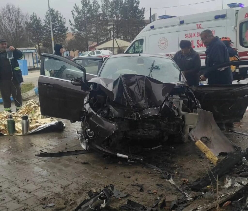 Karabük’ün Eflani ilçesinde meydana gelen kazada, kontrolden çıkan bir otomobilin LPG istasyonundaki kolona çarpması sonucu 5 kişi yaralandı.