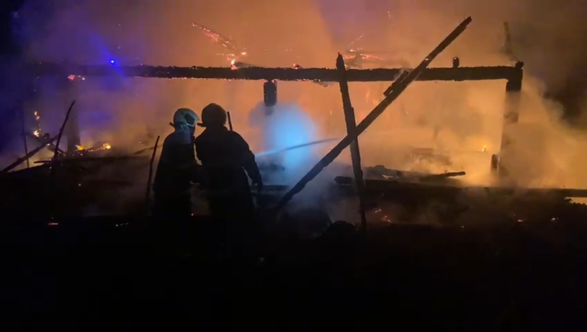 Karabük’te 2 katlı ahşap ev yandı