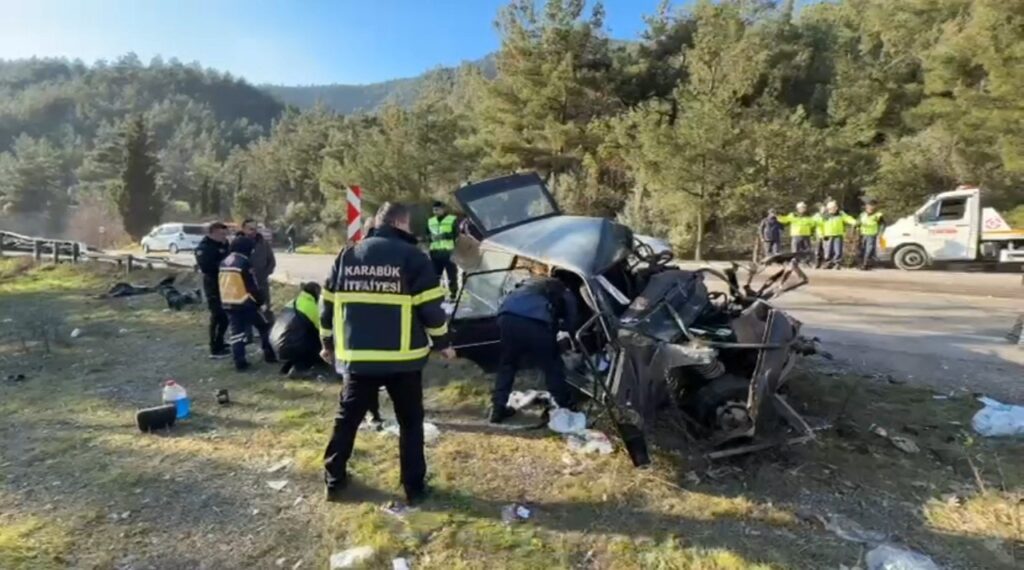 Karabük’te otomobil ile kamyonun karıştığı trafik kazası can aldı. Feci kazada 2 kişi yaşamını yitirirken, biri çocuk 4 kişi de yaralandı. Tedavisi tamamlanan kamyon sürücüsü gözaltına alındı.