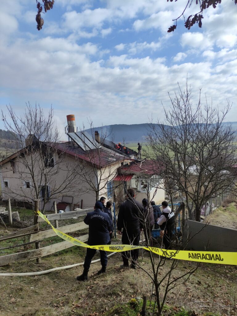Karabük’ün Eflani ilçesine bağlı Kavak Köyünde iki katlı müstakil evde çıkan yangında Hüseyin A. (70) hayatını kaybetti, eşi Azime A. (64) ise yaralandı.