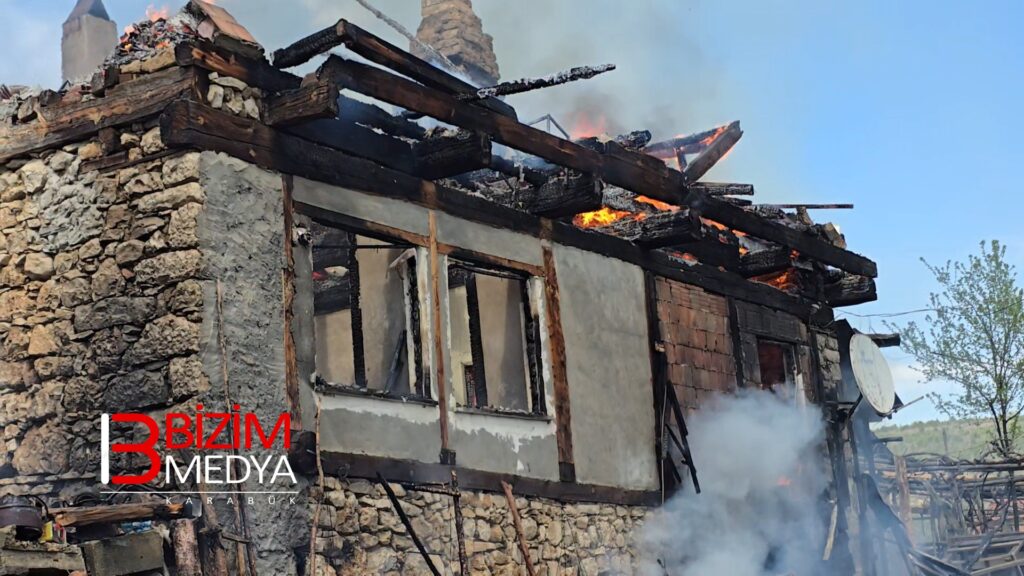 Karabük’ün Safranbolu ilçesinde 2 katlı müstakil evde çıkan yangın söndürüldü.