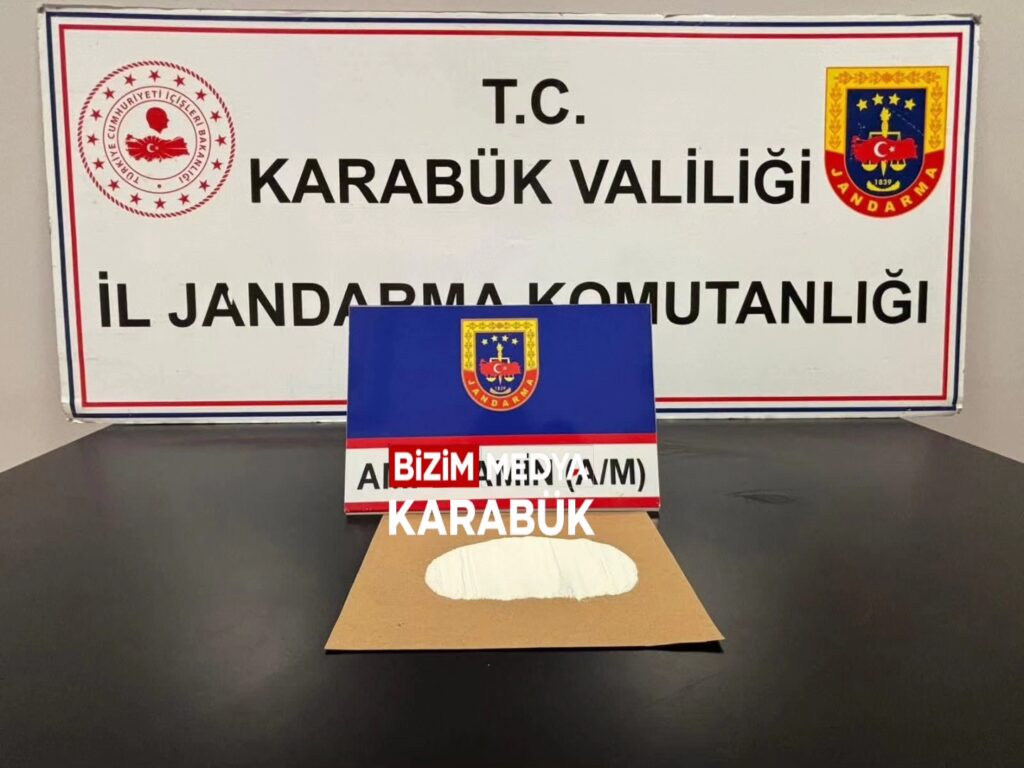 Karabük İl Jandarma Komutanlığı ekiplerince Karabük merkezde gerçekleştirilen 3 ayrı uy…uşturucu operasyonunda 4 kişi gözaltına alındı