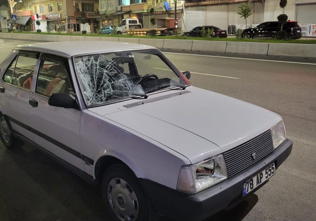 Karabük’te yaya geçidinde otomobilin çarptığı yaya yaralandı.