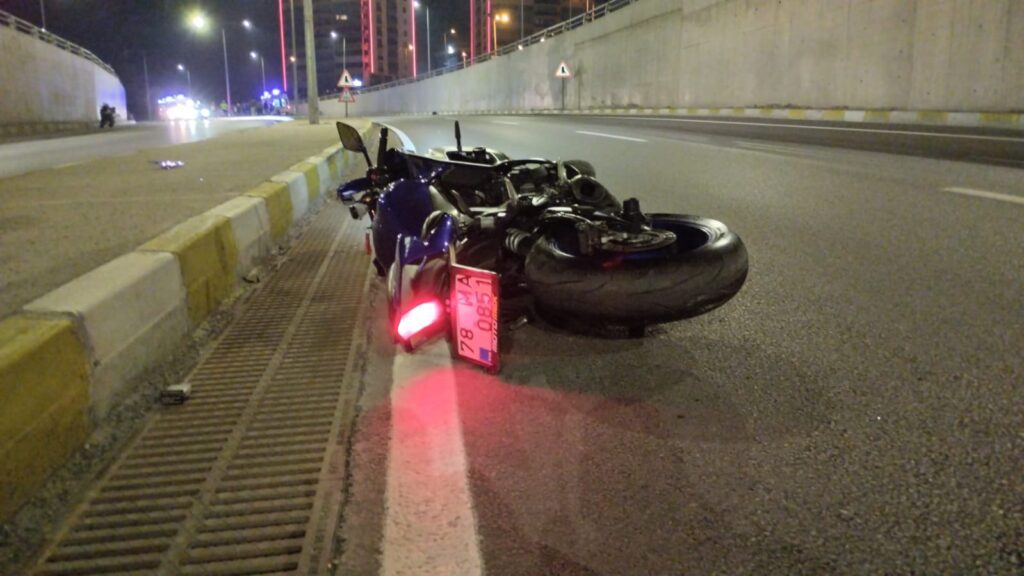 Karabük’te aydınlatma direğine çarpan motosikletteki 2 üniversite öğrencisi öldü